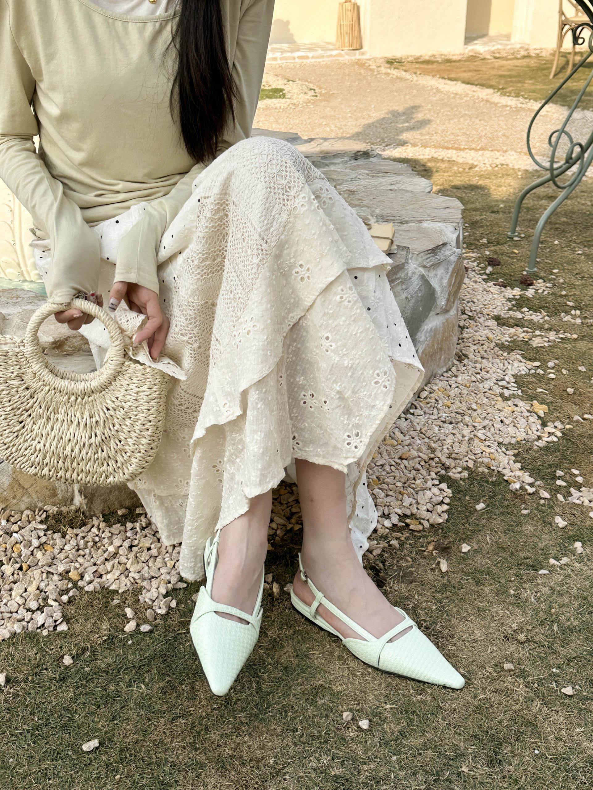 2026 Spring New Pointed Toe Flat Women's Elegant Slim French Fashion Sexy Beautiful Net Red Closed Toe Sandals - Image 2