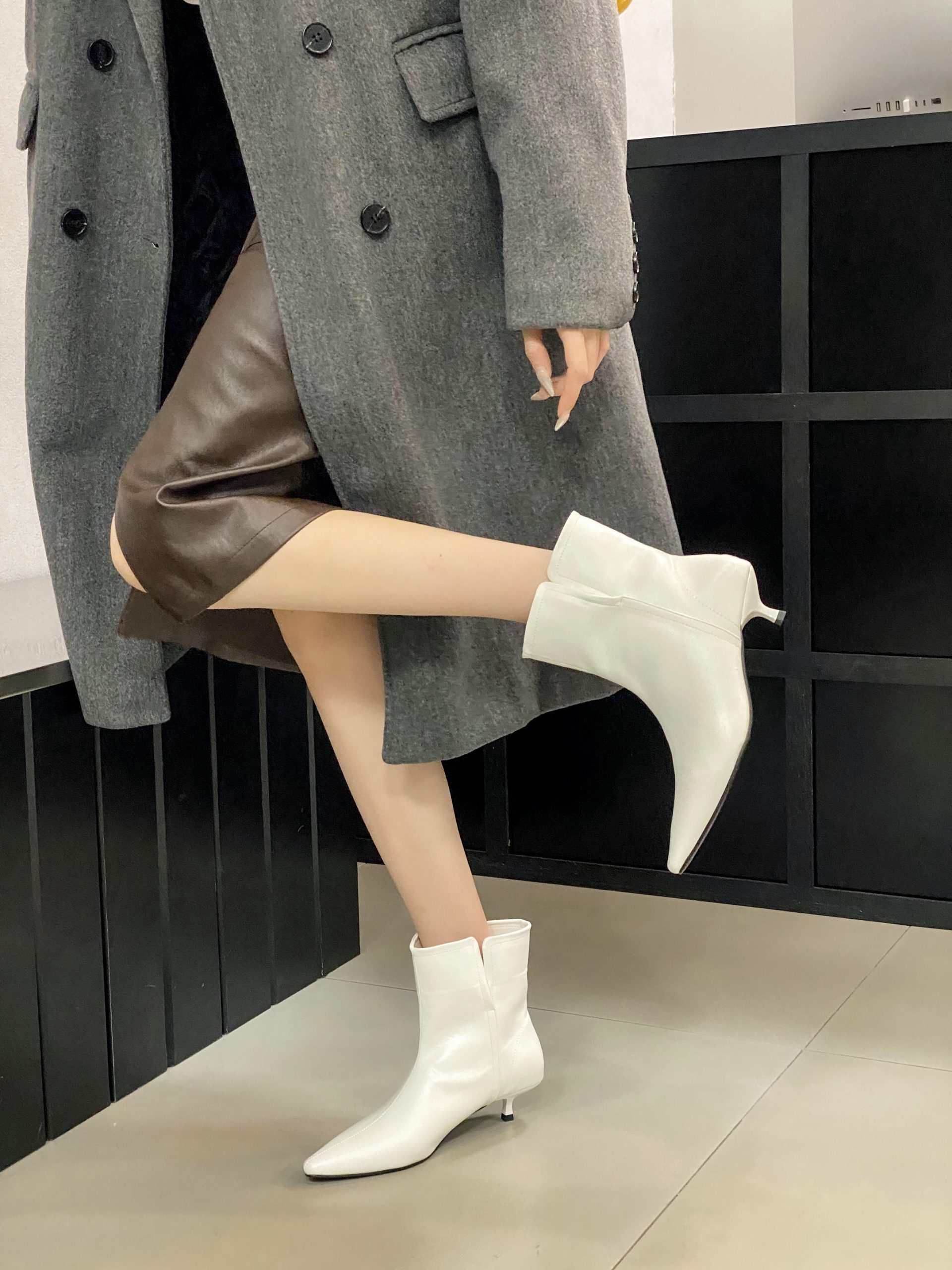 2026 Autumn Winter New Pointed Toe Low Heel Slim French Fashion Sexy Women's Short Boots - Style 7691cb - Image 4